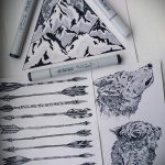 A hegyi tetoválás vázlata # 129 a minta egyedi változata, amely sikeresen használható hegyek és csillagok tetoválásként történő feldolgozására és alkalmazására.