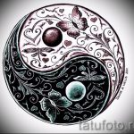 A tetoválás érdekes változata a Yin-Yang szimbólum, amely alkalmas egy yin-yang tetoválás érdekes vázlatához