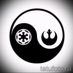 A tetoválás dizájnjának hűvös változata a Yin-Yang szimbólum, amely alkalmas egy yin-yang tetoválás érdekes vázlatához