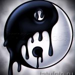 A tetoválás dizájnjának hűvös változata a Yin-Yang jel, amely alkalmas egy yin-yang tetoválás érdekes vázlatához