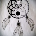 A tetoválás dizájnjának hűvös változata a Yin-Yang szimbólum, amely alkalmas egy tisztességes yin-yang tetoválásvázlathoz