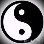 A tetoválás dizájnjának hűvös változata a Yin-Yang jel, amely alkalmas egy érdekes yin-yang tetoválási vázlathoz