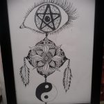 A tetoválás tervezésének érdekes változata a Yin-Yang jel, amely alkalmas a yin-yang tetoválás hűvös vázlatához