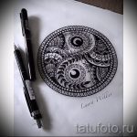 A tetoválás dizájnjának hűvös változata a Yin-Yang jel, amely alkalmas egy yin-yang tetoválás tisztességes vázlatához