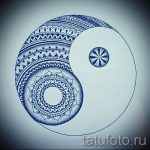 A tetoválás dizájnjának hűvös változata-a Yin-Yang szimbólum, amely alkalmas egy yin-yang tetoválás méltó vázlatához