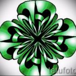 Przyzwoita wersja tatuażu szkicuje koniczynę - można jej użyć do tatuażu biedronki na koniczynie