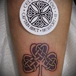 Fajna wersja szkiców tatuażu koniczyny - może być używana do małych tatuaży koniczyny