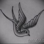 Gyönyörű fecske minta - tökéletes vázlatként egy észrevehető fecsketetováláshoz