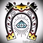 A patkó vázlat tetoválás hűvös változata - patkótetováláshoz használható egy lány számára