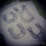 A patkó tetoválási vázlatának eredeti változata - használható patkó és toll tetováláshoz