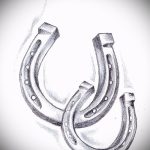 A patkó vázlat tetoválás egyedi változata - használható patkótetováláshoz a fül mögött