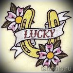 A patkó tetoválás vázlatának stílusos változata - használható patkótetováláshoz a realizmus fotójában