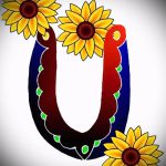 A tetoválás méltó változata egy patkó vázlata - tetováláshoz patkót használhat a fül mögött