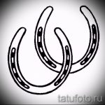 A patkó tetoválás vázlatának stílusos változata - használható patkótetováláshoz a realizmus fotójában