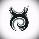 Готина скица за татуировка с рисунка на теле - стилна идея за татуиране на прасец