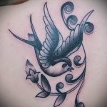 скица на татуировка на врабче # 605 - готина версия на рисунка, която може успешно да се използва за прецизиране и прилагане на птица с цветя като татуировка