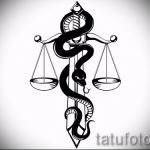 A kígyóvázlat tetoválás hűvös változata - kígyó és rózsa tetováláshoz használható