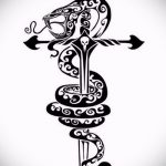 A kígyóvázlat tetoválás méltó változata - rózsás tetoválással rendelkező kígyóhoz használható