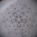 A csillag tetoválás vázlata a 140 -es kulcscsonton a minta méltó változata, amely sikeresen használható a kulcscsont és a térd csillagtetoválásának megváltoztatására és alkalmazására
