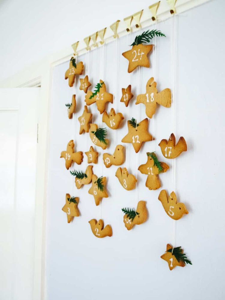 jedlý adventný kalendár perníčky vianočné vykrajovátka prehĺta hviezdy