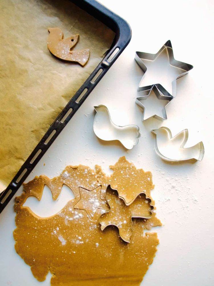 jedlé adventné kalendáre robia z vlastných hviezd lastovičky vykrajované motívy perníkové cesto