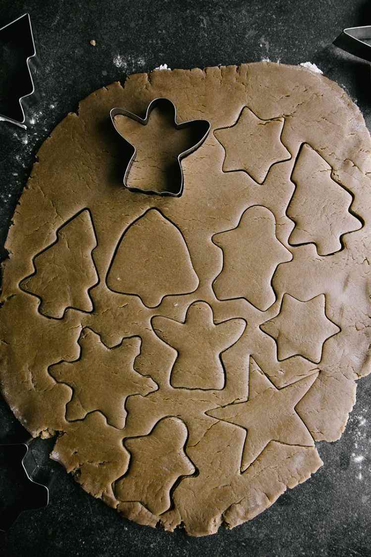 vegánsky perník vyvaľkané cesto zvonček anjelská hviezda vykrajované snehové vločky jedlý adventný kalendár