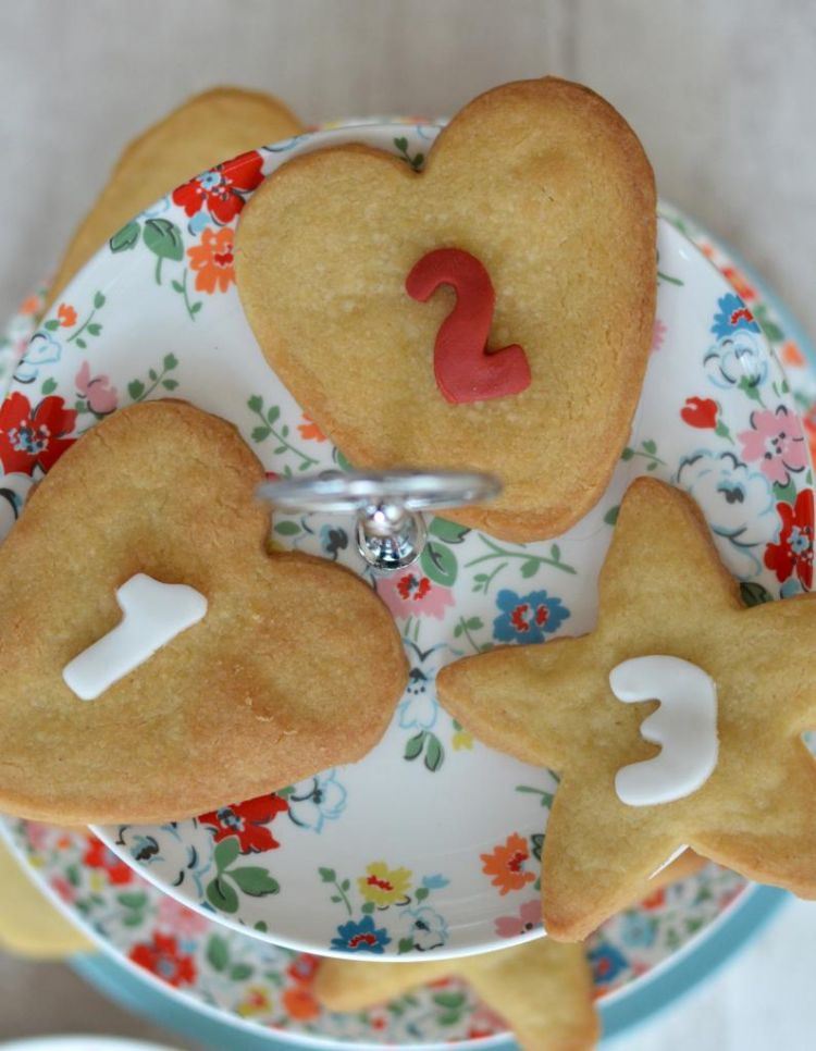 jedlý adventný kalendár upiecť vianočné pečivo recept v tvare srdca v tvare hviezdy