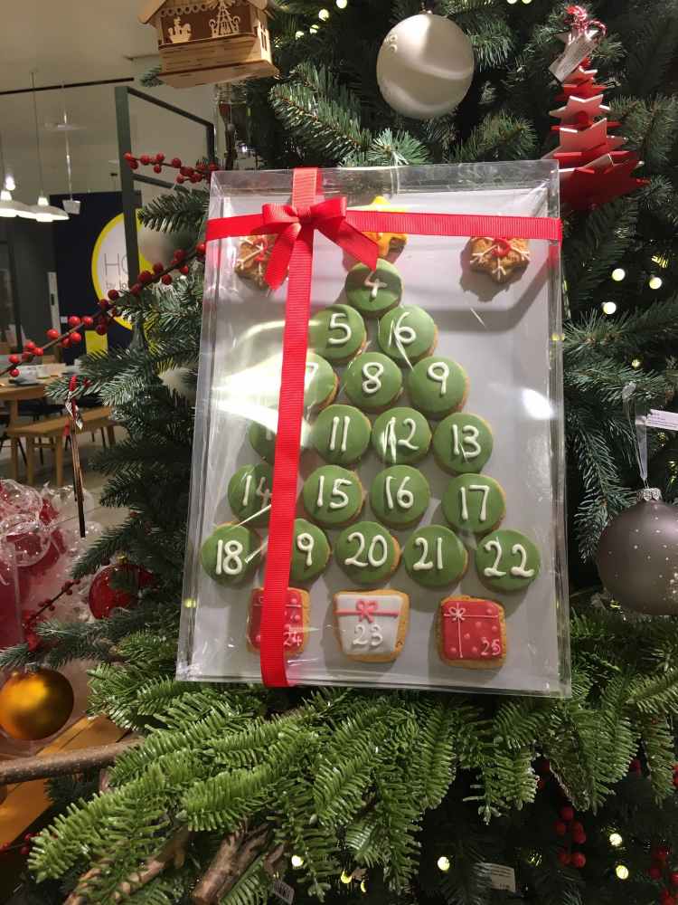 vyrobte si jedlý adventný kalendár sami, ozdoba darčeka v tvare vianočného stromčeka