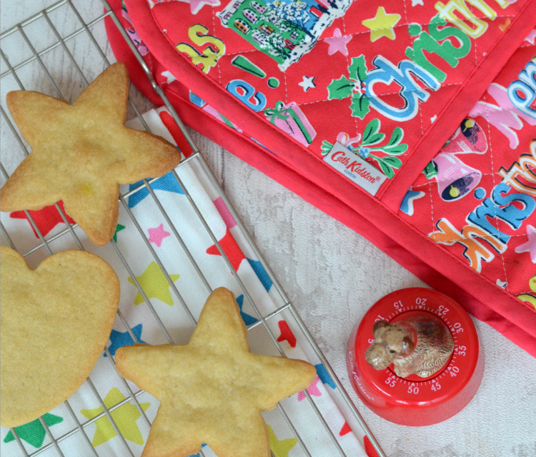 vyrobte si jedlé adventné kalendáre sami upečte koláčiky číslo naaranžujte fondán na poličku