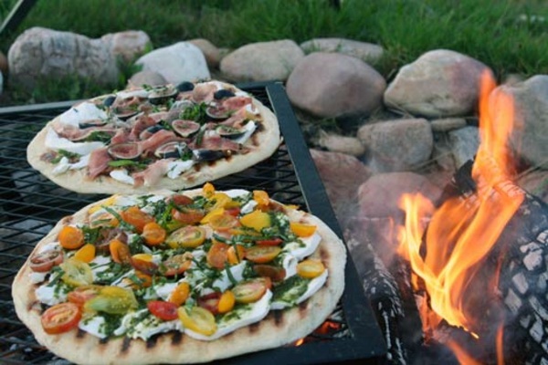 Kempingové jedlo, pizza, kamenný gril, táborák
