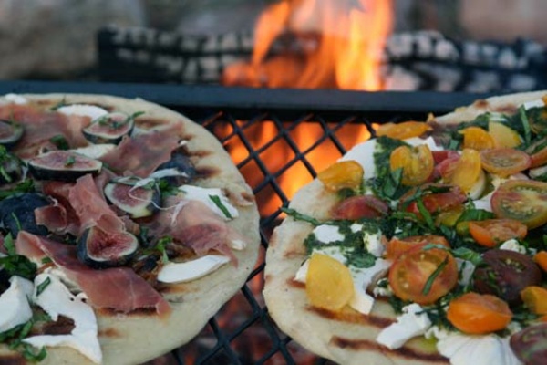 Nápady na kempingové jedlo na pečenie pizze