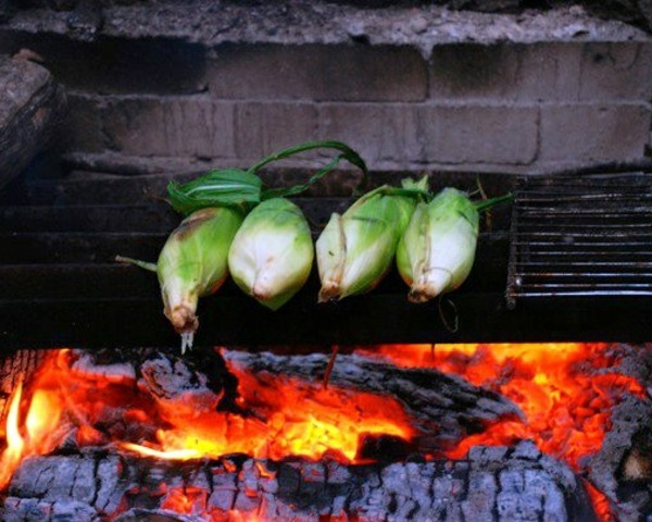 Obilná kukurica Pečte kempingové jedlo