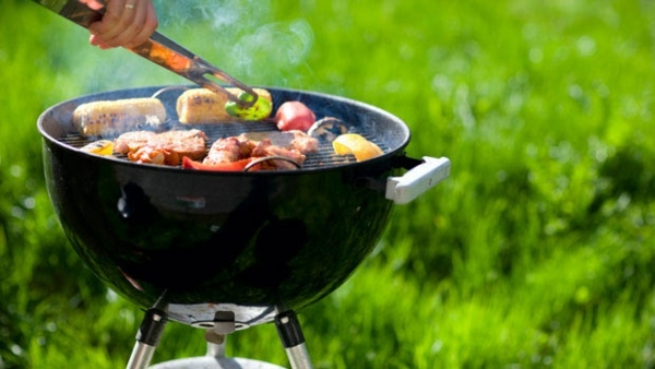 grilovanie vonku kempovanie jesť zeleninu zemiaky