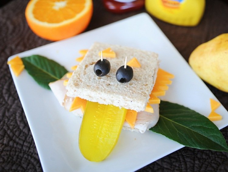 Zábavný detský sendvič jedlo pre deti-príprava chlebíčkovo-nakladaného-uhorkového syra