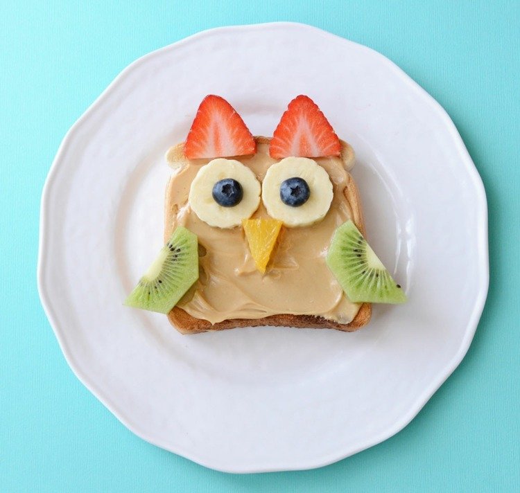 Na raňajky podávajte deťom dostatok ovocia jedlo pre deti raňajky-nápad-arašidové maslo-sova-jahody-kiwi