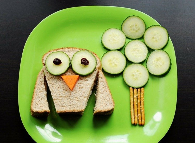 Jedenie pre deti vám môže urobiť dobrú náladu jesť-deti-coulle-sova-strom-tvar-soľ-tyčinky-uhorky