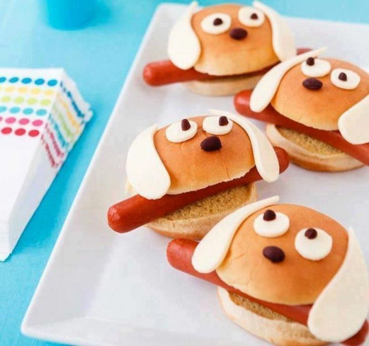 Ak deti medzi tým vyhladnú, môžete si pripraviť také občerstvenie jesť-deti-pes-urob si-chlieb-uši-wienerwurst-kosti