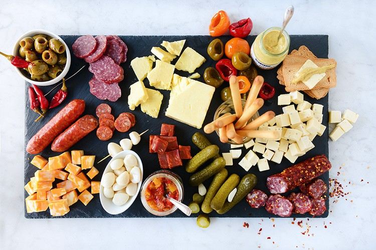 Pánska večera, občerstvenie, doska z uzeniny