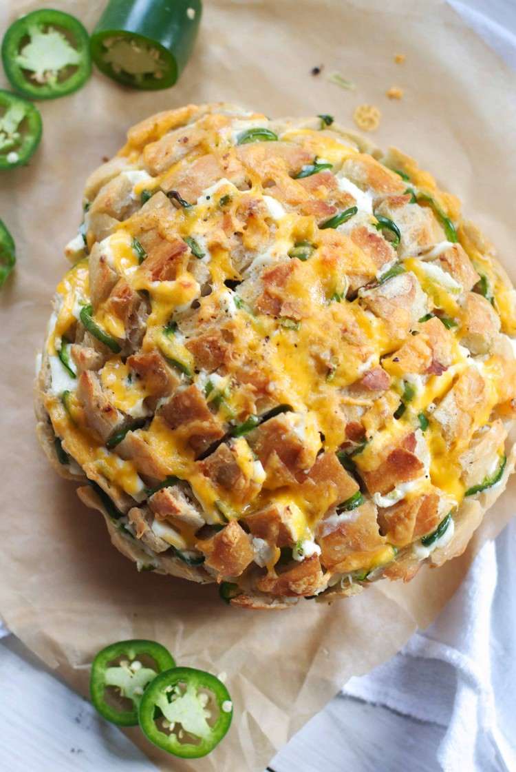 Večera pre pánsky večer, futbalový večer, trhaný chlieb s jalapeňo