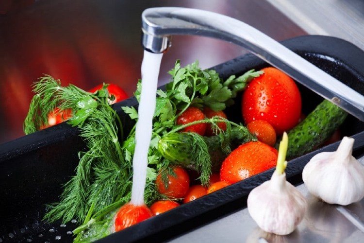 Umyte zeleninu zo zeleninovej záhrady octom