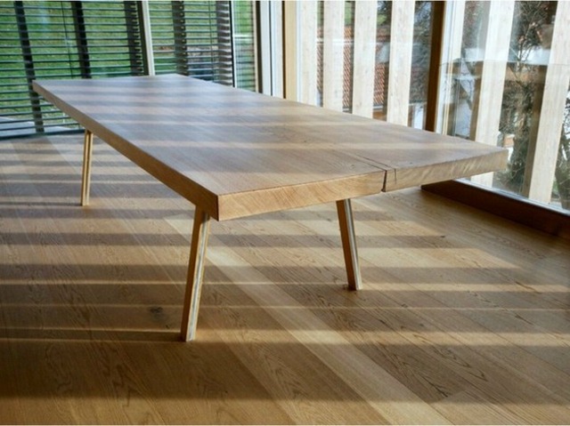 Konferenčná miestnosť moderný nábytok s presklenou fasádou