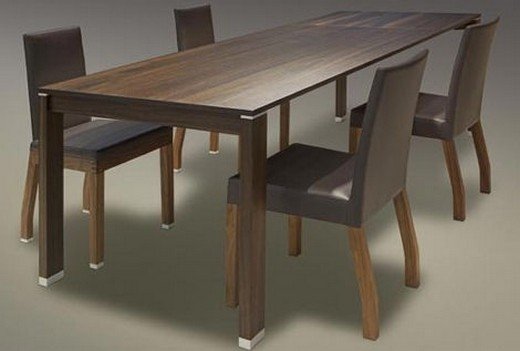 jedáleň s dizajnom stola z tmavého masívu