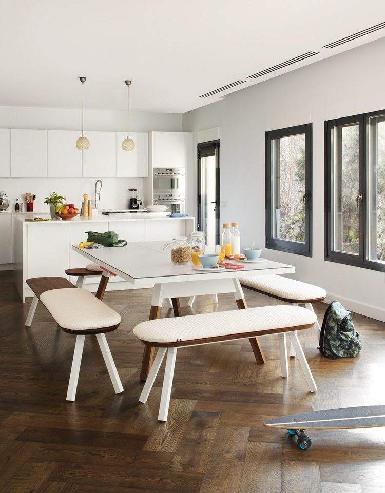 Akcentom svetlej jedálne je jedálenský stôl s lavicami Jedálenský stôl s lavicami svetlý-jedáleň-skateboard-školská taška