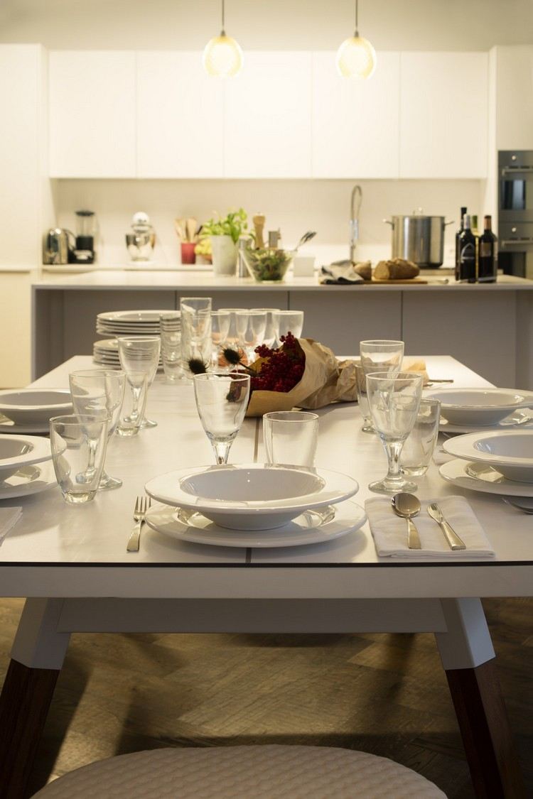 Prikrytý jedálenský stôl na večeru s lavicami jedálenský stôl-lavice-súprava-stôl-riad-jedáleň-kuchyňa