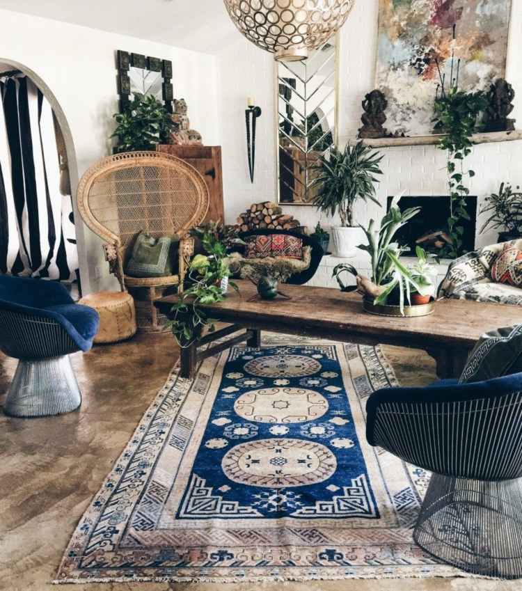 etno koberec drevený stôl vintage stoličky