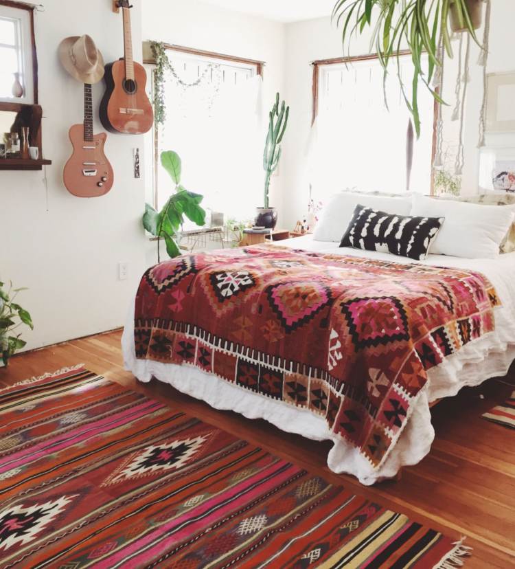 etnický koberec spálňa boho chic zariadenie