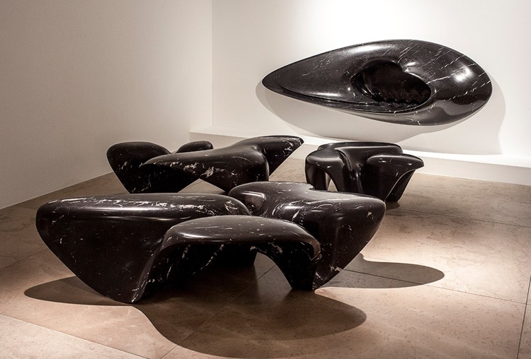 skupina-organický dizajn-zaha-hadid-mramor-čierna-krb-sedenie