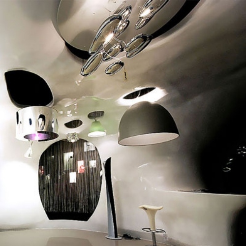 dizajn stropných svetiel v obchode s ortuťou Artemide