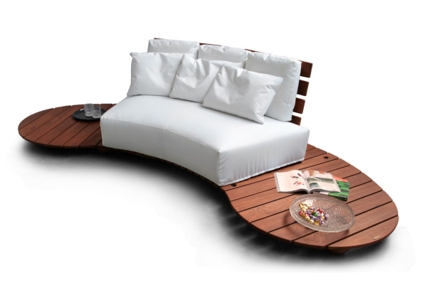 záhradný nábytok dizajn bazénu drevený stolík Rossi di Albizzate