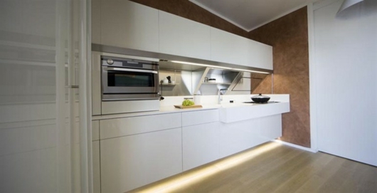 chytrá-osvetlenie-pod kuchynskou linkou